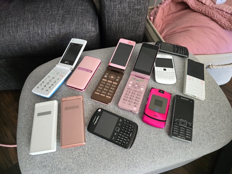 Dumbphones are also known as feature phones or feature phones.